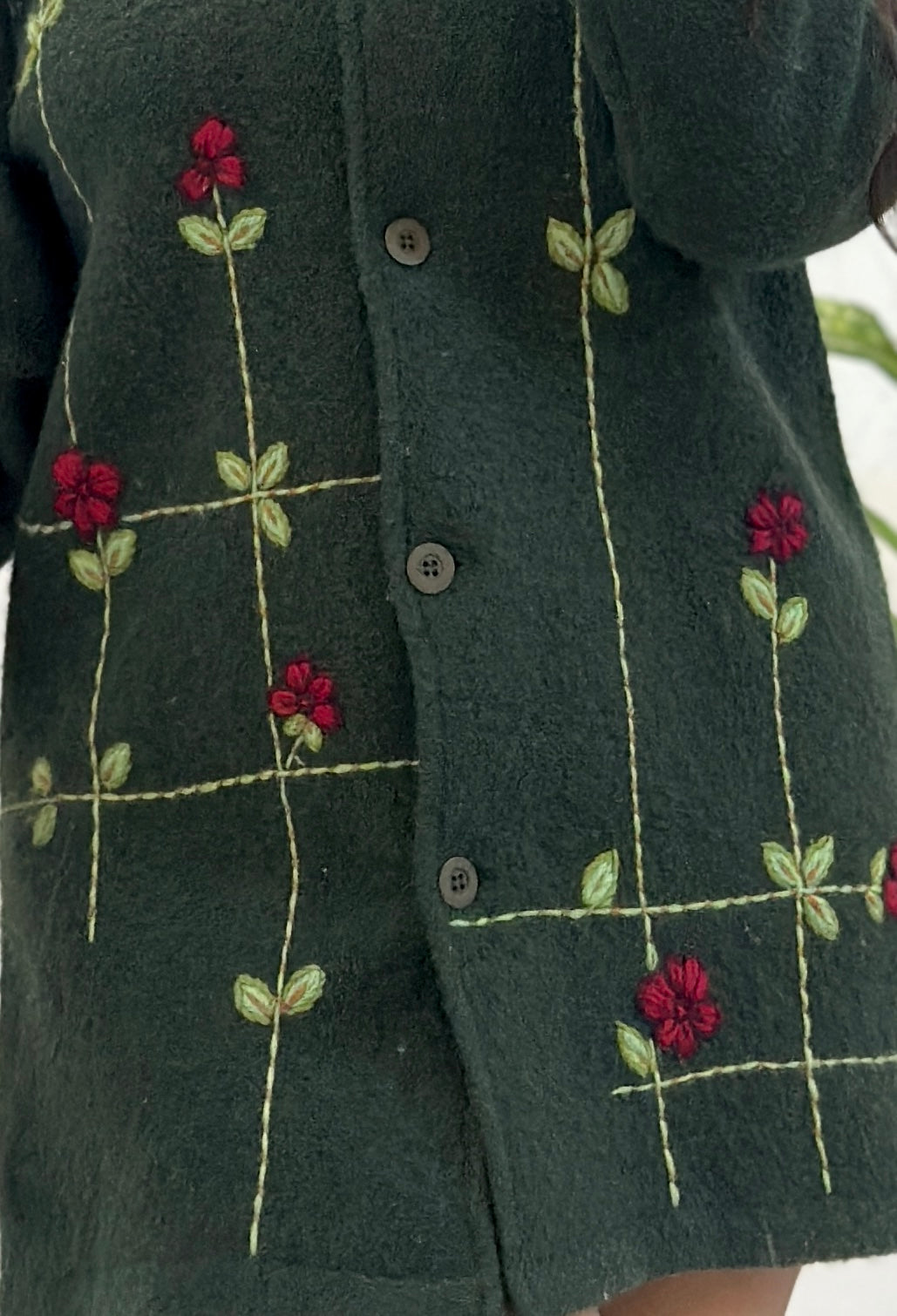 Pretty embroidered coat (34 busts)