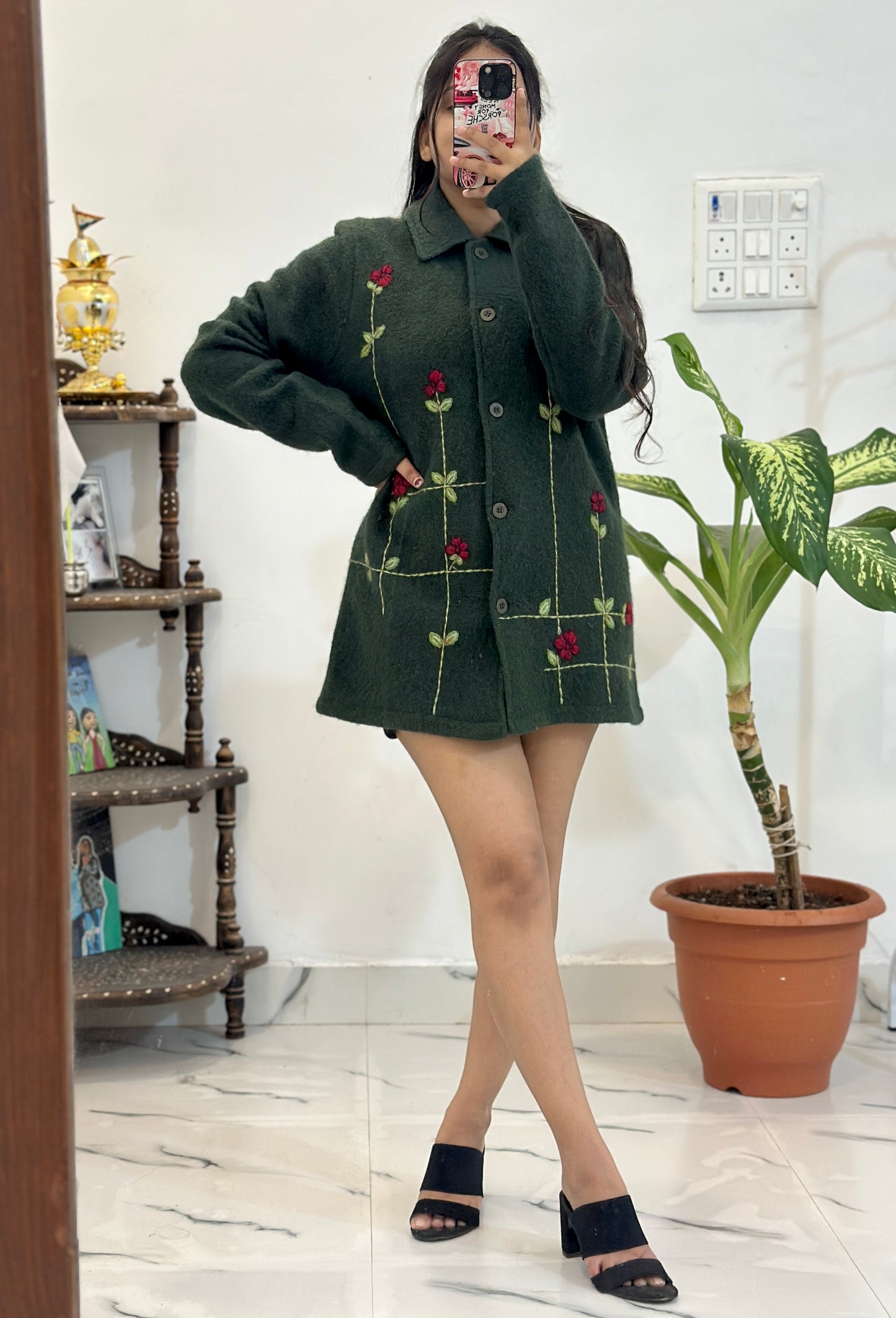 Pretty embroidered coat (34 busts)