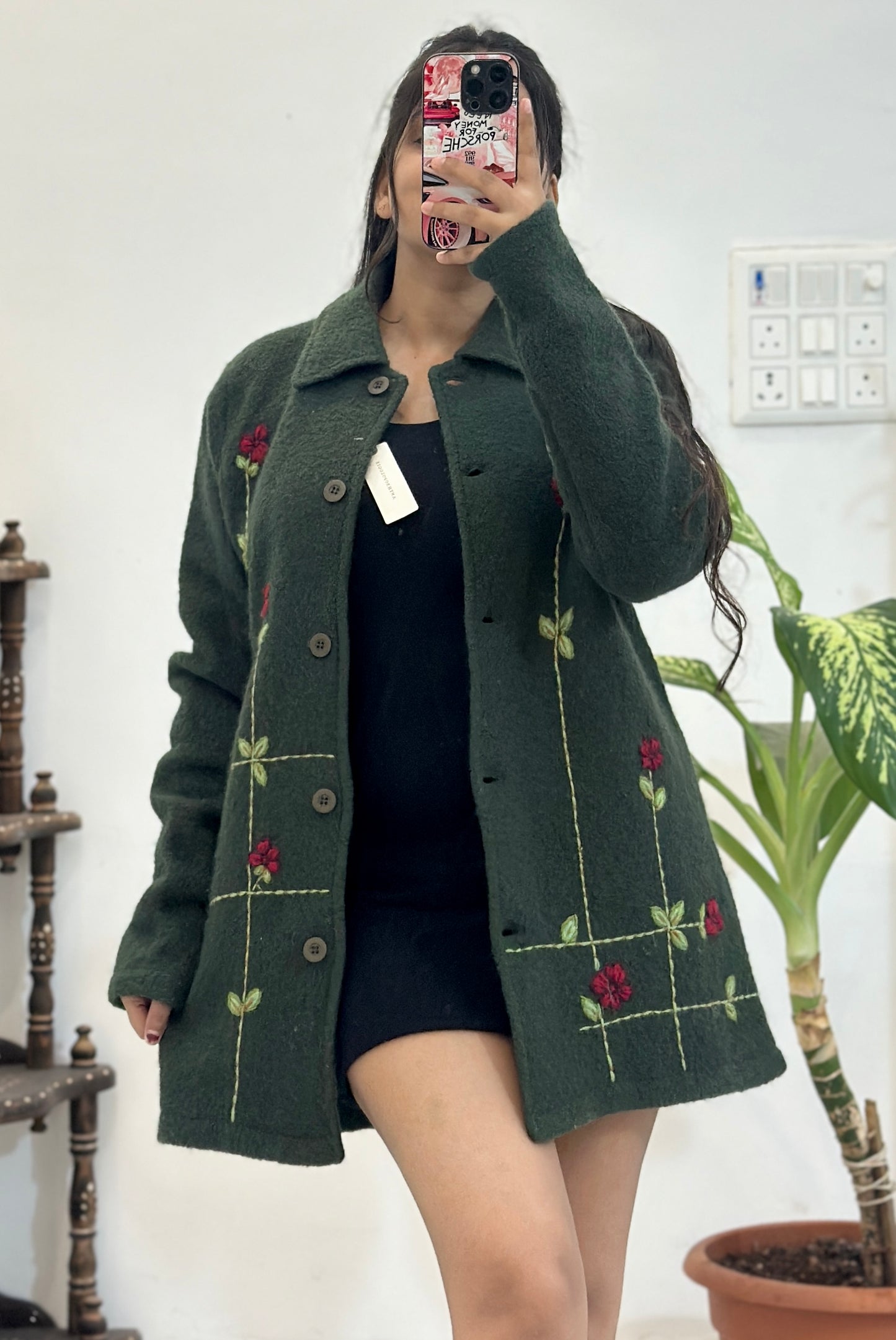 Pretty embroidered coat (34 busts)