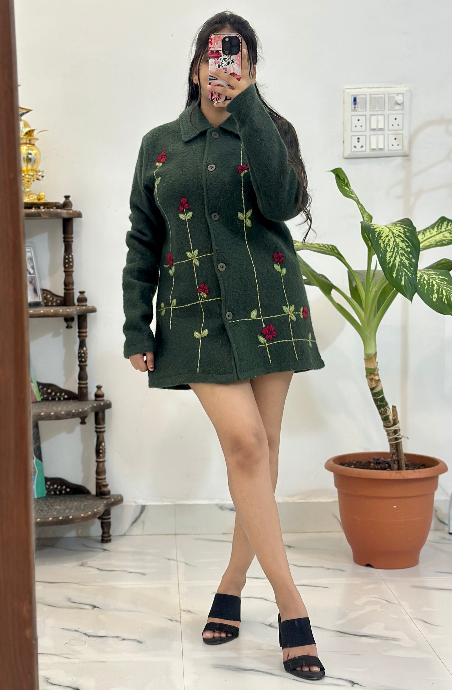 Pretty embroidered coat (34 busts)