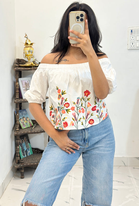 Cute embroidered top (32-34)