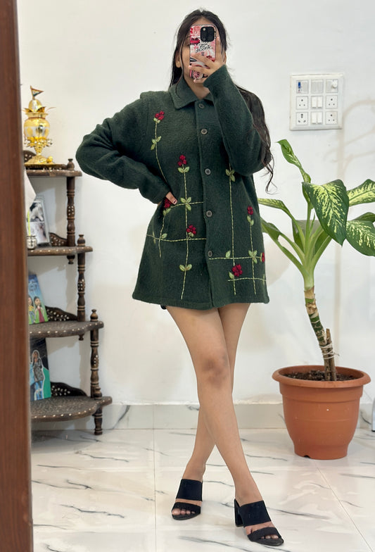 Pretty embroidered coat (34 busts)