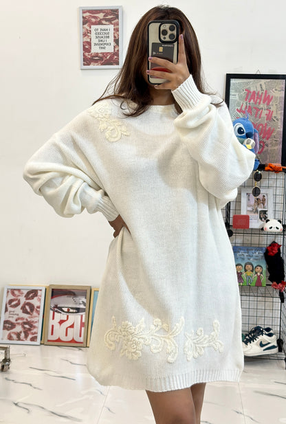 Oversized embroidered sweater (42-44)