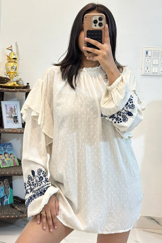 Pretty embroidered top (40-42)
