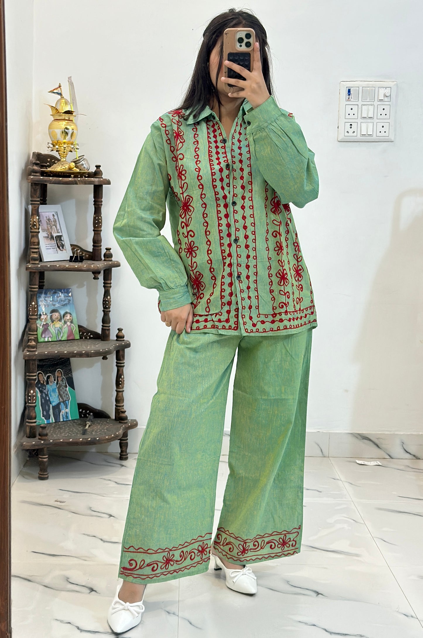 Pretty embroidered Cordset (40-42)