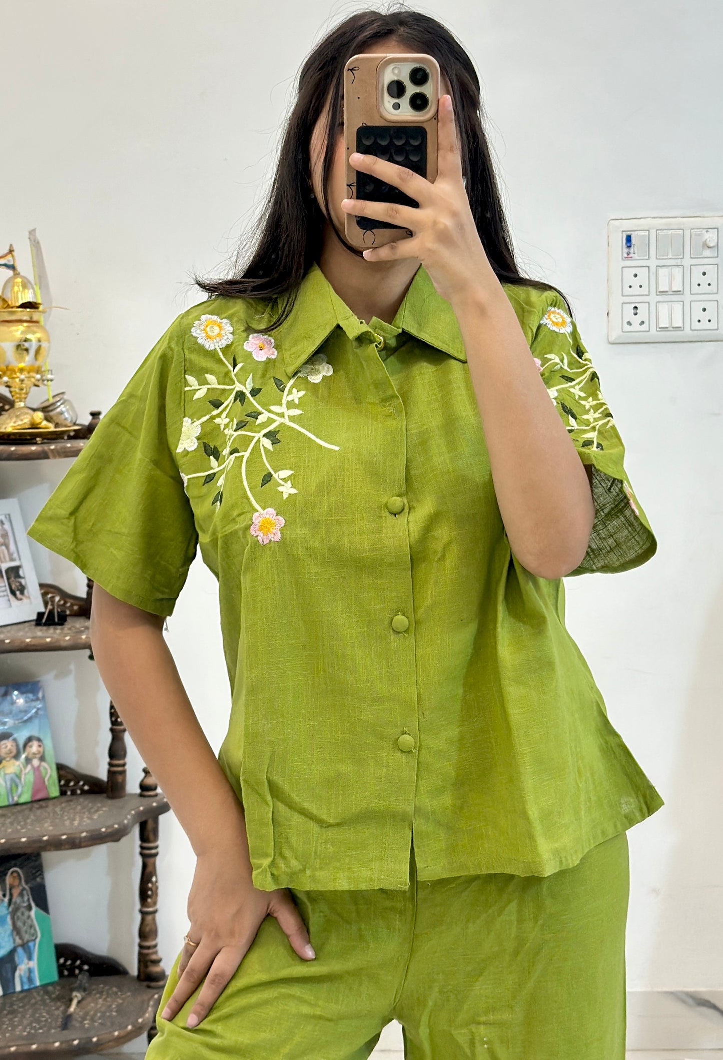 Pretty embroidered Cordset