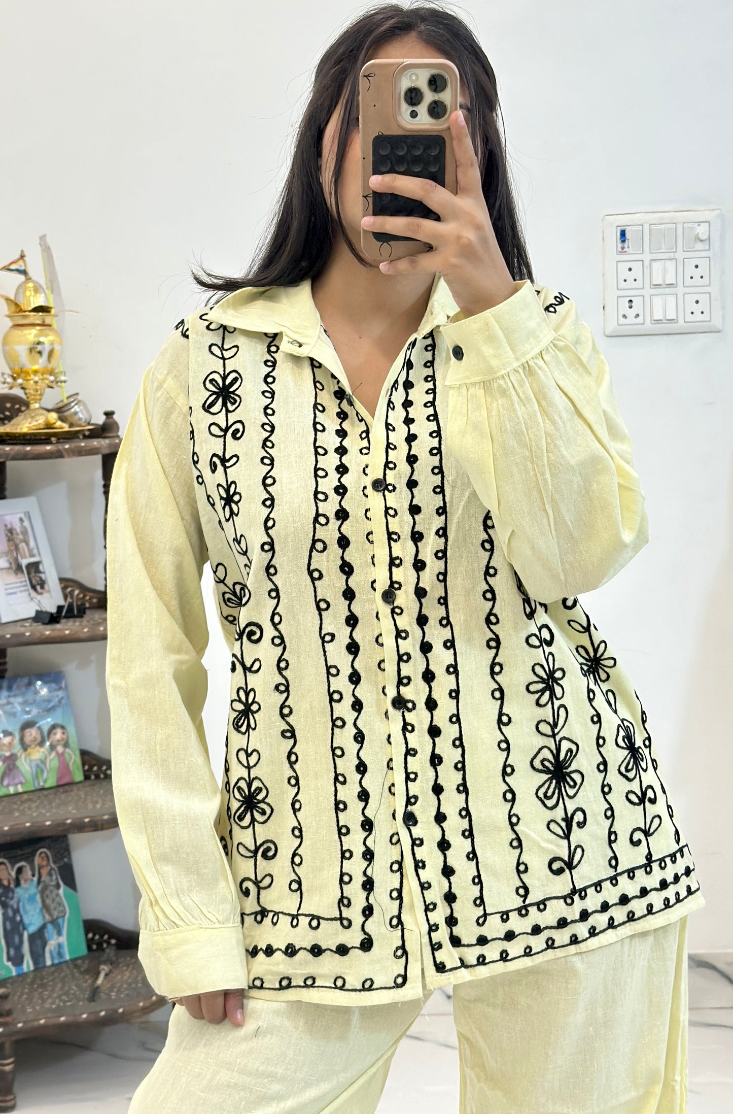 Pretty embroidered cordset (40-42)