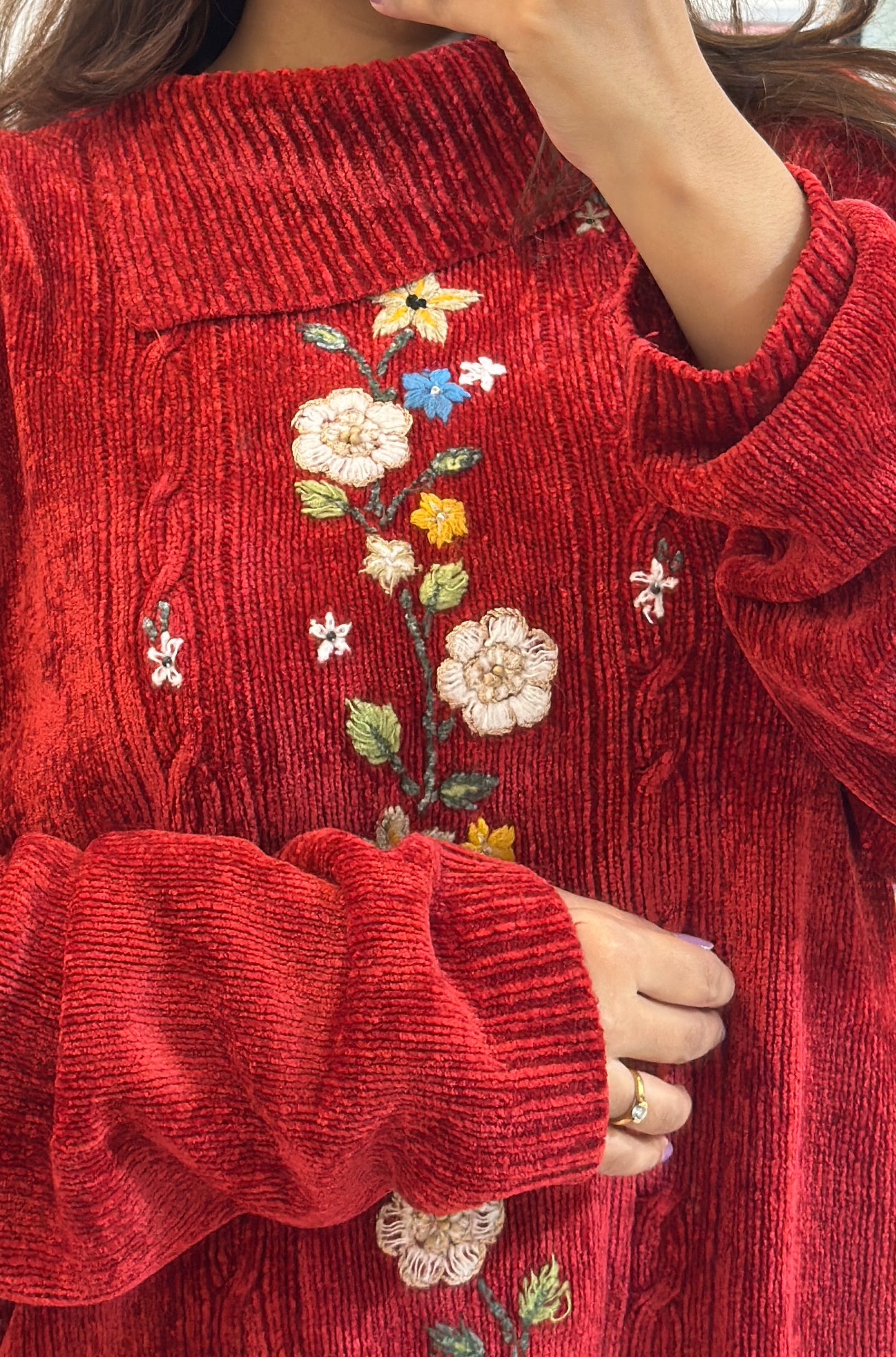 Pretty embroidered sweater (44-46)