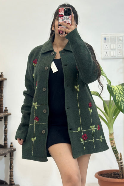 Pretty embroidered coat (34 busts)