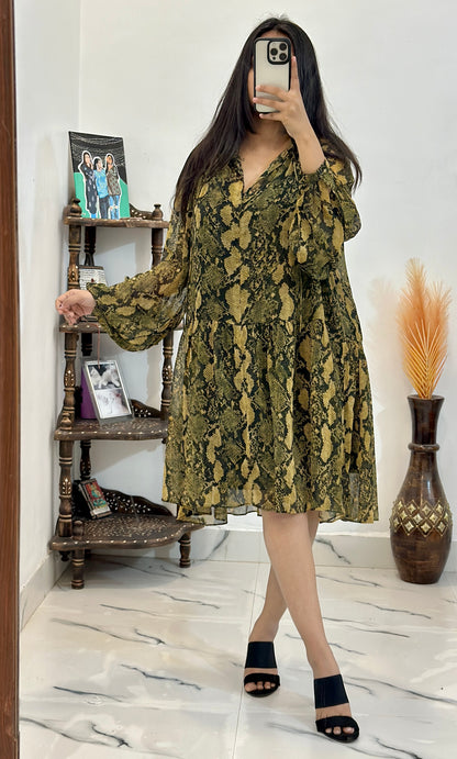 Pretty chiffon oversized dress with lining (42-44 busts)