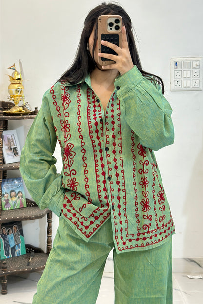 Pretty embroidered Cordset (40-42)