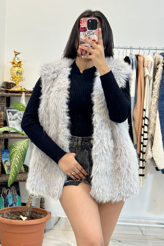 Soft oversized furry vest with black knit top (42-44)